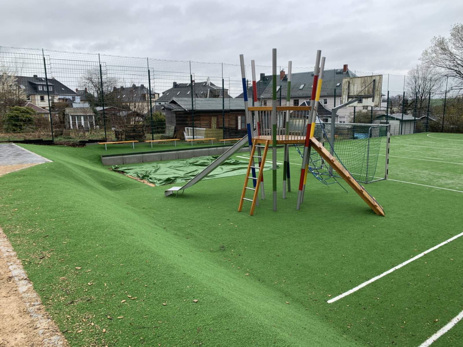Kletteranlage mit Rutsche und Rampe auf dem Kunstrasen neben dem Fußballtor