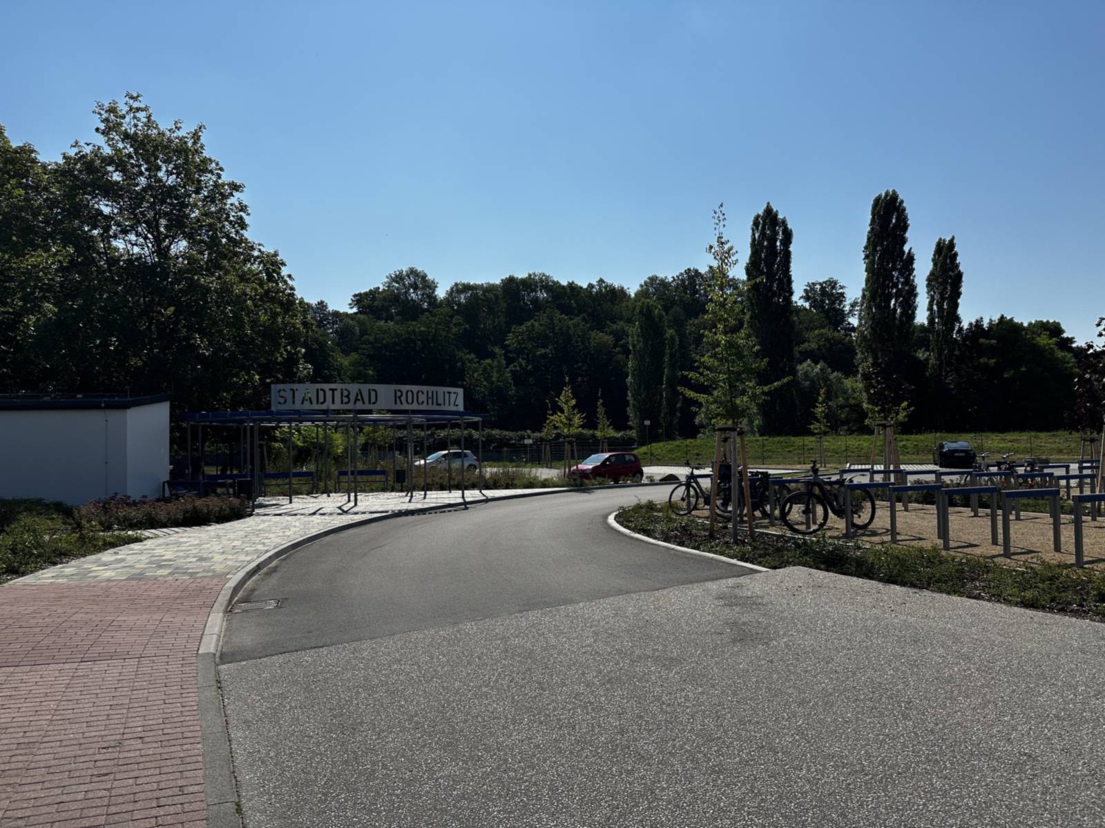 Zufahrt zum Stadtbad mit neuem Fahrbahnbelag, rechts die Fahrradstellplätze, im Hintergrund der Eingang